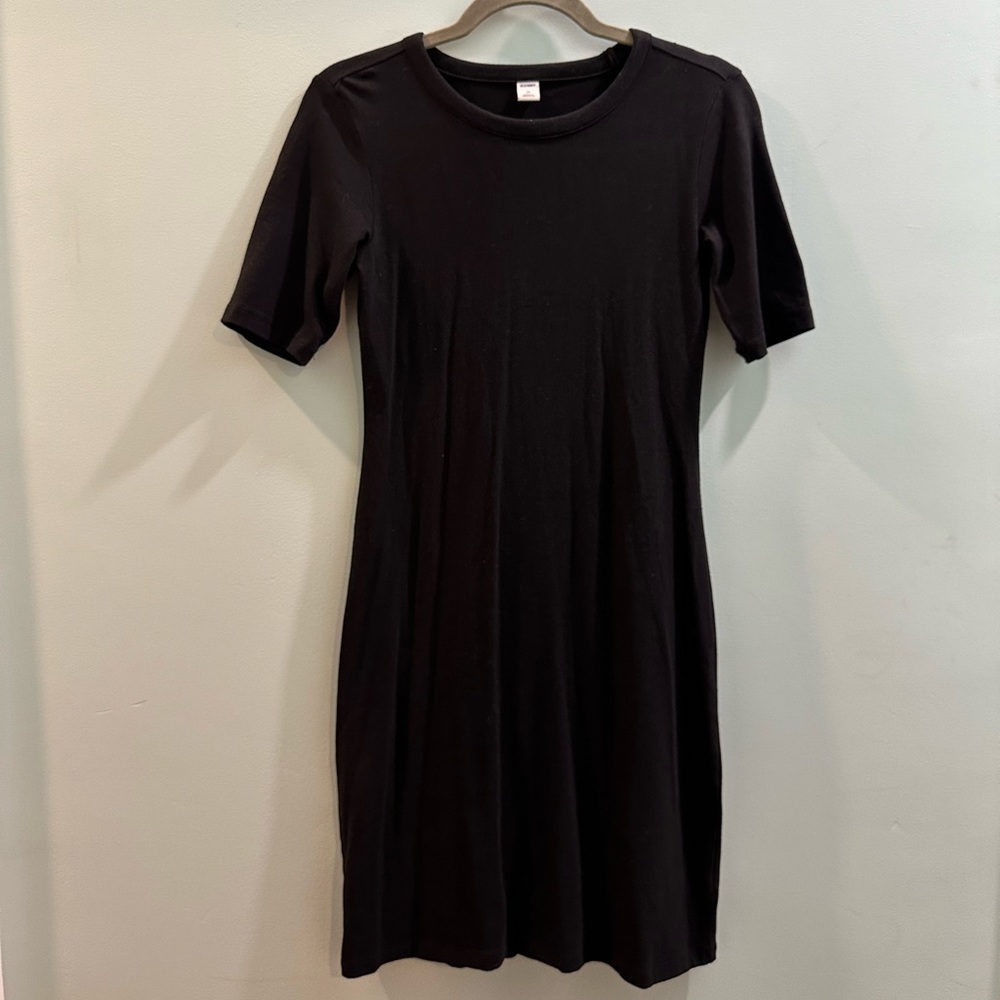 Cute fitted tshirt dress with long-ish short sleeves, cute length!